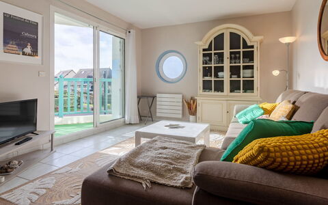Le Belvédère: Property, Furniture, Window, Picture Frame, Comfort, Green, Azure, Wood, Interior Design, Floor