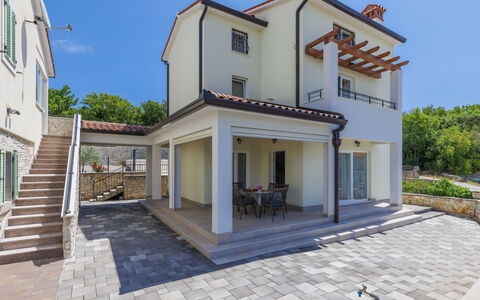 Villa Camellia: Cloud, Sky, Plant, Arecales, Shade, Tree, Coastal And Oceanic Landforms, Leisure, Terrestrial Plant, Boat