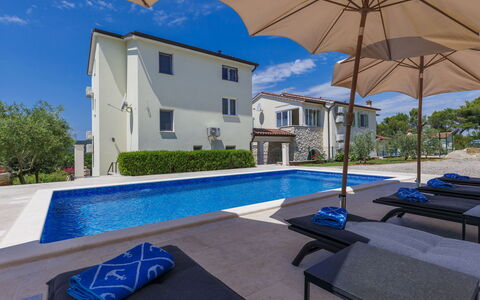 Villa Camellia: Cloud, Sky, Plant, Arecales, Shade, Tree, Coastal And Oceanic Landforms, Leisure, Terrestrial Plant, Boat