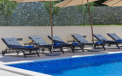 Villa Camellia: Cloud, Sky, Plant, Arecales, Shade, Tree, Coastal And Oceanic Landforms, Leisure, Terrestrial Plant, Boat