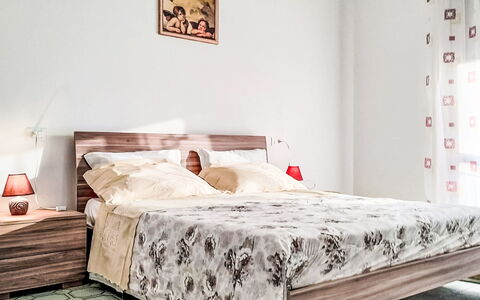 Patrizia: Furniture, Bed, Bedroom, Wood, Bed Sheet, Bedding, Linens, Interior Design, Textile, Floor