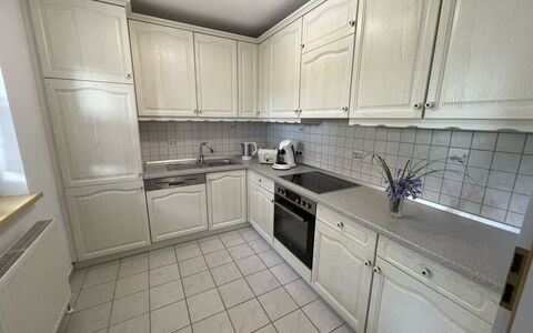 Remawe: Kitchen Sink, Sink, Cabinetry, Property, Countertop, Tap, Kitchen Stove, Kitchen Appliance, Kitchen, Home Appliance