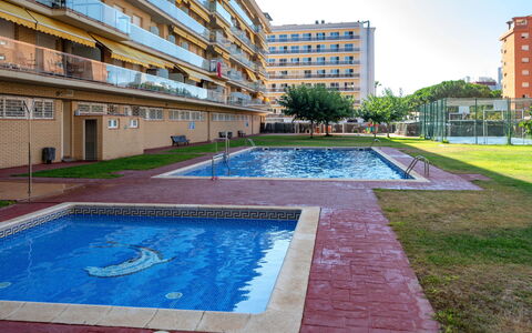 Colom: Water, Plant, Building, Daytime, Property, Sky, Window, Azure, Swimming Pool, Urban Design