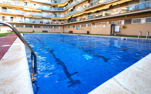 Colom: Water, Building, Swimming Pool, Blue, Azure, Sky, Window, Rectangle, Body Of Water, Flooring