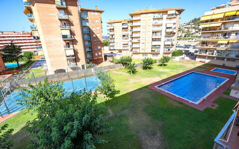 Colom: Building, Plant, Sky, Azure, Window, Urban Design, Condominium, Tower Block, Leisure, Tree