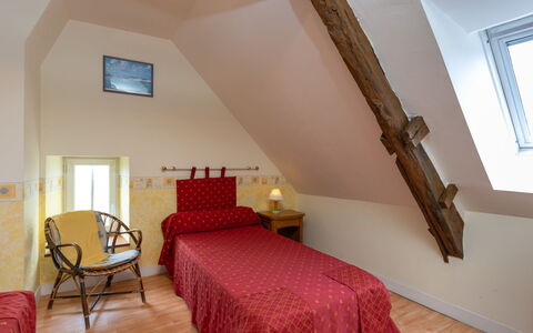 Emeraude: Furniture, Property, Window, Comfort, Wood, Picture Frame, Building, Interior Design, Textile, Architecture