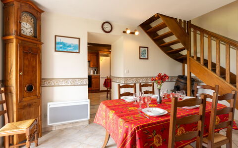 Emeraude: Furniture, Table, Property, Picture Frame, Building, Houseplant, Chair, Wood, Lighting, Interior Design