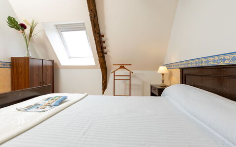 Emeraude: Furniture, Building, Comfort, Wood, Textile, Houseplant, Interior Design, Architecture, House, Bed Frame
