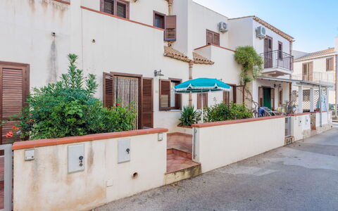 Tre Stelle Gaia: Building, Plant, Window, Property, Road Surface, Sky, House, Urban Design, Wood