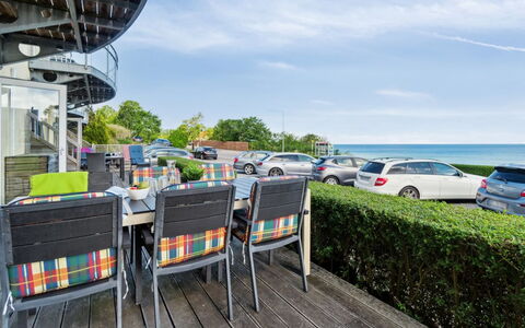 Helin - 100M from the Sea: Vegetation, Shrub, Spring, Cottage, Garden, Shade, Backyard, Yard, Chair