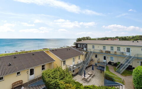 Helin - 100M from the Sea: Vegetation, Shrub, Spring, Cottage, Garden, Shade, Backyard, Yard, Chair