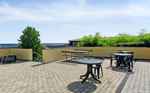 Helin - 100M from the Sea: Vegetation, Shrub, Spring, Cottage, Garden, Shade, Backyard, Yard, Chair