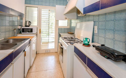 Els Pins: Cabinetry, Kitchen Sink, Countertop, Sink, Property, Kitchen Stove, Tap, Kitchen, Kitchen Appliance, Home Appliance