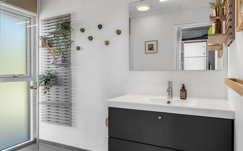 Hoat - 300M from the Sea: Bathroom Sink, Sink, Plumbing Fixture, Interior Design, Bathroom Cabinet, Flooring, Tap, Floor, Mirror, Bathroom
