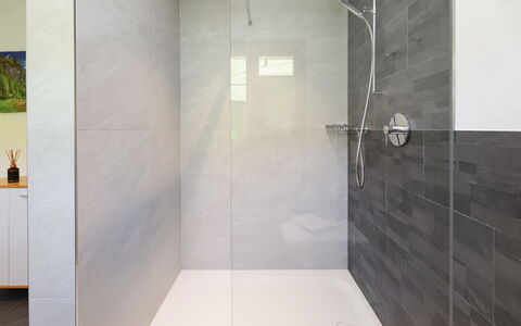 Chalet Engelshüs: Flooring, Bathroom, Floor, Plumbing Fixture, Interior Design, Tile, Plumbing, Composite Material, Shower Head, Shower