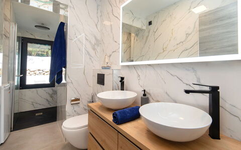 Estrella Azul: Mirror, Sink, Plumbing Fixture, Bathroom Sink, Tap, Property, Bathroom, Purple, Toilet Seat, Toilet