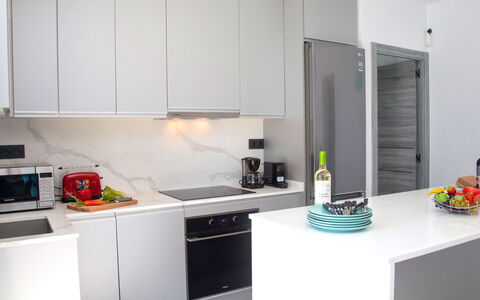 Estrella Azul: Property, Cabinetry, Countertop, Kitchen Appliance, Kitchen Stove, Kitchen, Home Appliance, Interior Design, Sink, Flooring