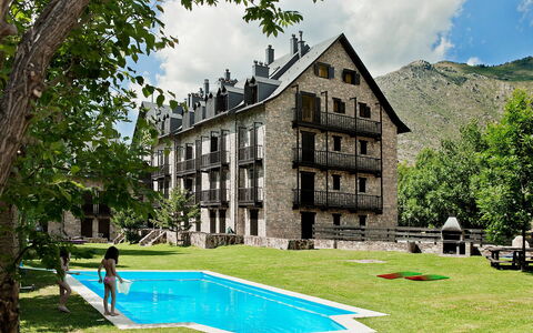 Herbasabina: Property, House, Building, Home, Architecture, Estate, Real Estate, Tree, Room, Grass