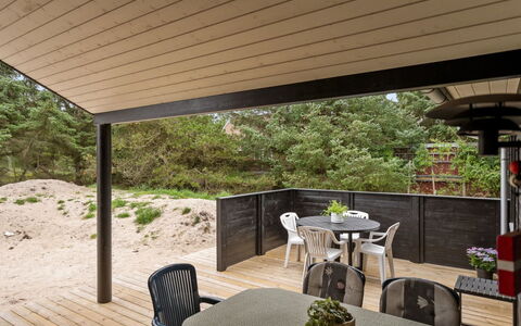 Annvy - 400M from the Sea: Wood, Flooring, Interior Design, Floor, Furniture, Wood Flooring, Room, Ceiling, Wood Stain, Hardwood