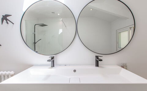 Caloye: Mirror, Property, Plumbing Fixture, Furniture, Tap, White, Sink, Bathroom Sink, Bathroom, Interior Design