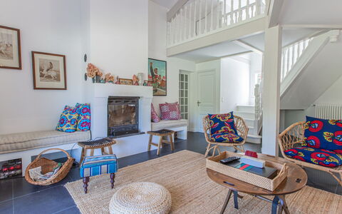 Caloye: Table, Picture Frame, Property, Furniture, Couch, Azure, Interior Design, Living Room, Wood, Flooring
