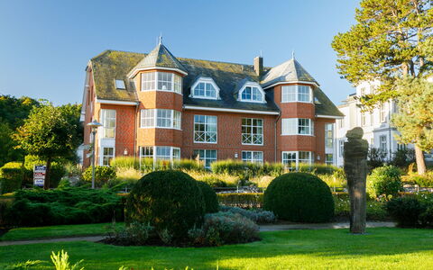 Morgensonne: Plant, Sky, Property, Building, Tree, Window, House, Residential Area, Real Estate, Grass