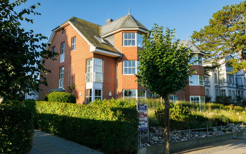 Morgensonne: Plant, Building, Property, Sky, Window, House, Road Surface, Tree, Grass, Shrub