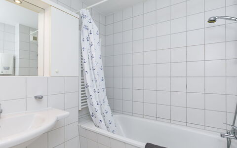 Morgensonne: Plumbing Fixture, Property, Bathtub, Tap, Shower Head, Bathroom, Mirror, Sink, Black, Shower