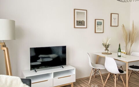 Möwe: Furniture, Property, Table, Couch, Wood, Interior Design, Building, Houseplant, Plant, Picture Frame