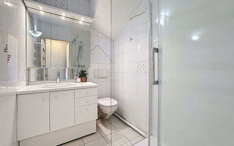 Le Drakkar: Flooring, Interior Design, Floor, Plumbing Fixture, Bathroom, Ceiling, Plumbing, Tile, Bathroom Cabinet, Composite Material