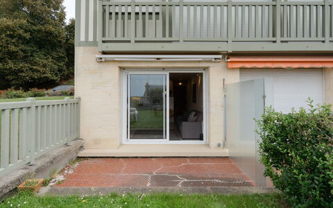 Le Drakkar: Plant, Building, Window, Wood, Door, Land Lot, Grass, Tree, House