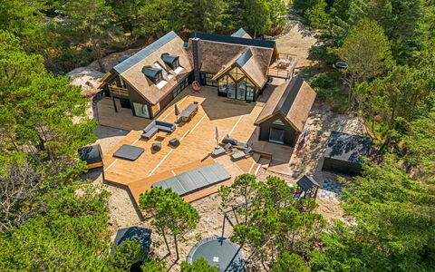 Hejdie - 750M from the Sea: Ceiling, Flooring, Interior Design, Floor, Composite Material, Furniture, Resort, Hotel, Design, Daylighting
