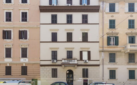 Pratolina: Car, Vehicle, Window, Building, Condominium, Urban Design, Wheel, Neighbourhood, Automotive Exterior