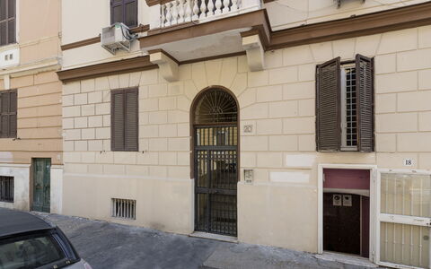 Pratolina: Property, Building, Window, Car, Vehicle, Door, Architecture, Neighbourhood, Residential Area, Wall