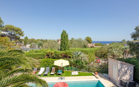Le Beauregard: Sky, Plant, Water, Property, Azure, Tree, Swimming Pool, Building, Landscape, Leisure
