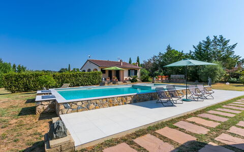 Villa della Duna: Sky, Plant, Swimming Pool, Shade, Tree, Building, Outdoor Furniture, Urban Design, Leisure, Arecales