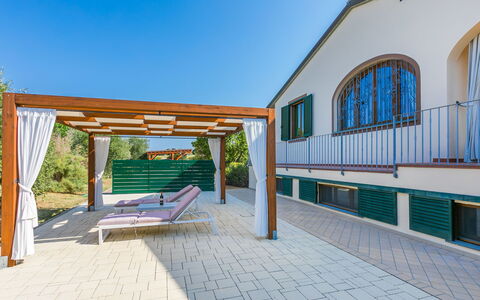 Villa della Duna: Sky, Window, Shade, Urban Design, Road Surface, Outdoor Furniture, Wood, Residential Area, Leisure, Facade