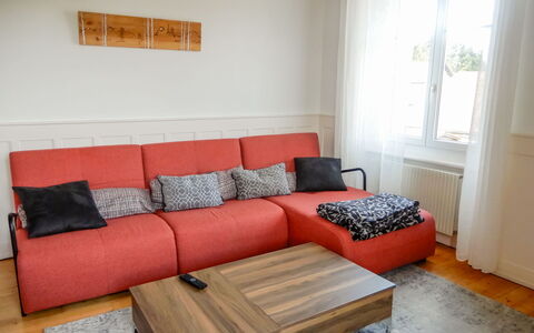 Grand-Rue 143: Couch, Furniture, Property, Wood, Interior Design, Window, Comfort, Studio Couch, Rectangle, Flooring