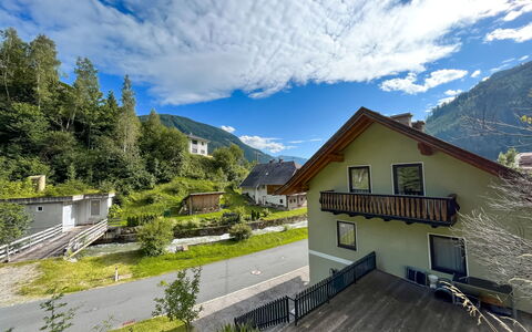 Haus Hilda: Cloud, Sky, Building, Plant, Property, Window, Mountain, House, Slope, Tree