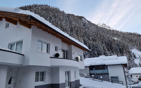 Christians Hamat: Sky, Snow, Building, Window, Cloud, Mountain, House, Slope, Neighbourhood