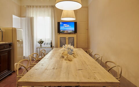 Casa Ada e Sabo: Table, Cabinetry, Furniture, Chair, Building, Wood, Interior Design, Lighting, Flooring, Wood Stain