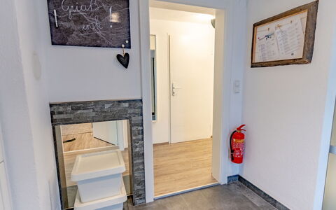 Süta Ötztal: Flooring, Floor, Interior Design, Room, Hardwood, Wood Flooring, Wood Stain, Picture Frame, Laminate Flooring