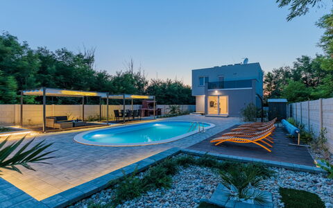 Gabi: Sky, Plant, Cloud, Window, Building, Azure, Tree, Shade, Swimming Pool, Real Estate
