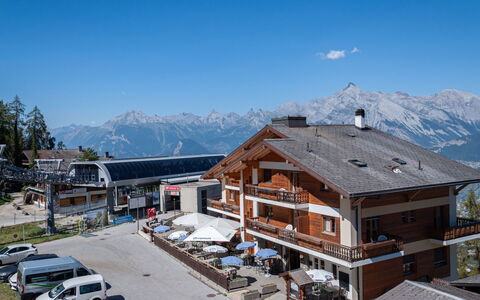 Magrappé 344: Sky, Mountain, Car, Vehicle, Wheel, Building, Snow, Tree, Residential Area