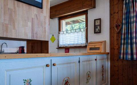Magrappé 344: Cabinetry, Window, Countertop, Building, Kitchen, Wood, Architecture, Interior Design, Wood Stain, Floor