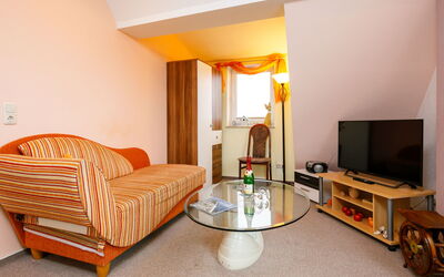 Möwe Og 151.2: Furniture, Comfort, Wood, Orange, Interior Design, Flooring, Living Room, Floor, Hardwood, Building