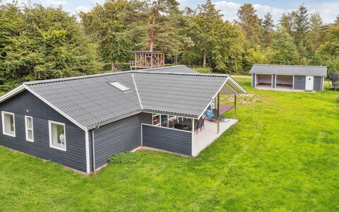 Gisl - 1.3Km from the Sea: House, Home, Roof, Cottage, Estate, Landscaping, Garden Buildings, Siding, Farmhouse