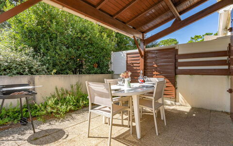 Les Mathes 300: Cloud, Sky, Table, Property, Daytime, Tableware, Furniture, Plant, Food, Azure