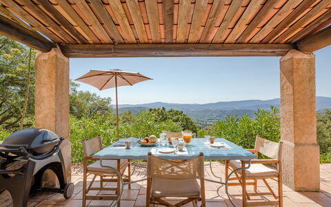Le Clos D'Estelle: Cloud, Sky, Table, Property, Daytime, Tableware, Furniture, Plant, Food, Azure