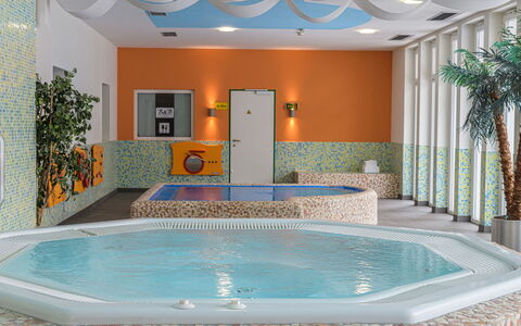 Viehhofen 100: Water, Property, Swimming Pool, Azure, Lighting, Shade, Interior Design, Architecture, Rectangle, Aqua